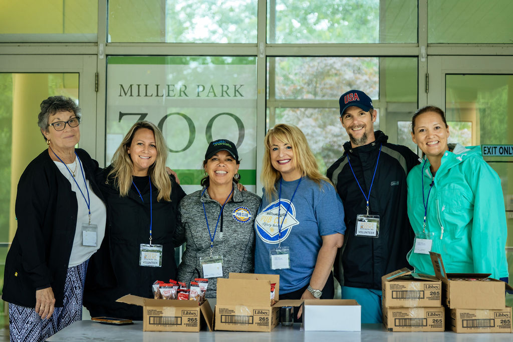 Brews at Zoo check-in volunteers